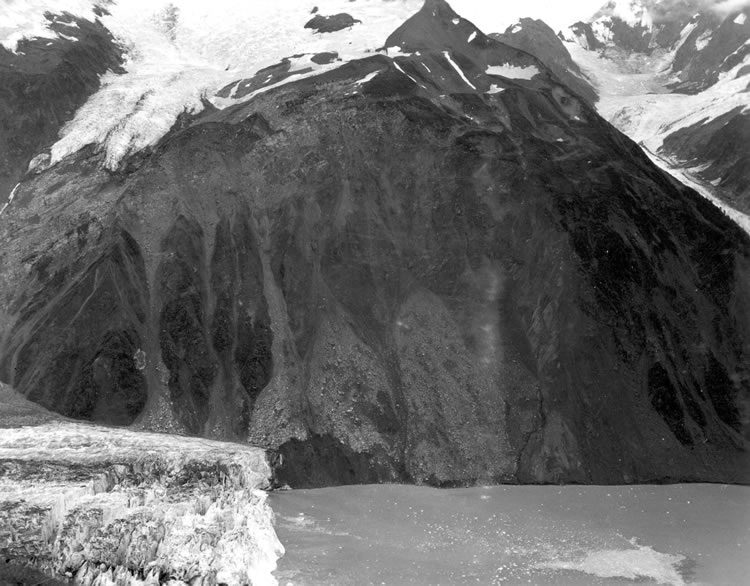Nordwand des Gilbert-Inlet mit Narbe des Felsabganges, Quelle: USGS, 1960